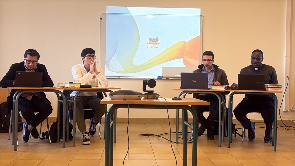 Quatre étudiants prêts à débattre